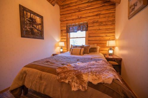 Bear Hollow Retreat-a Luxurious Secluded Log Cabin
