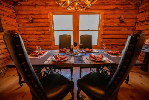 Bear Hollow Retreat-a Luxurious Secluded Log Cabin