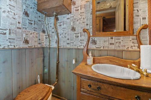 Bear Hollow Retreat-a Luxurious Secluded Log Cabin