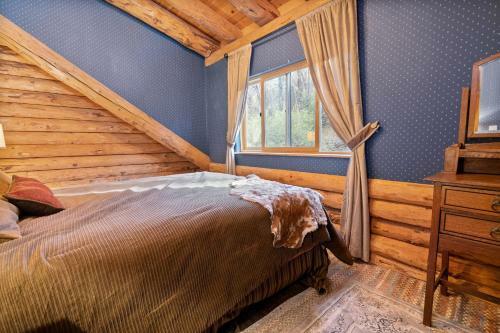 Bear Hollow Retreat-a Luxurious Secluded Log Cabin