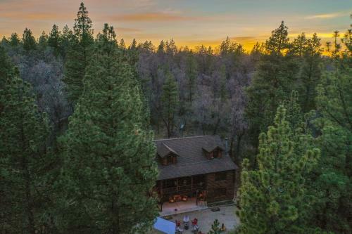 Bear Hollow Retreat-a Luxurious Secluded Log Cabin