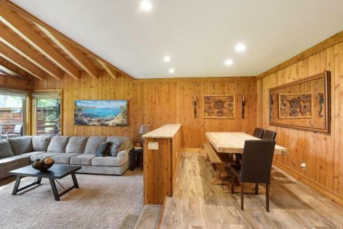 Birdie Time Luxury Home - On Golf Course, Dog Friendly Home