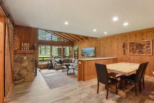 Birdie Time Luxury Home - On Golf Course, Dog Friendly Home