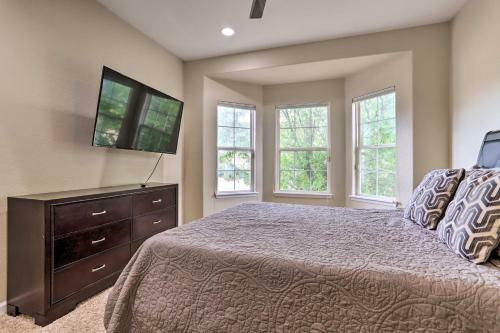 Spacious Brighton Home With Theater And Pool Table