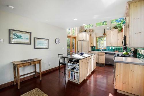 1264 Deer Blvd, West Side