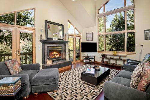 1264 Deer Blvd, West Side