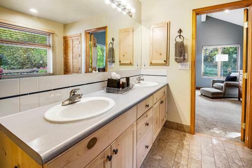 1264 Deer Blvd, West Side