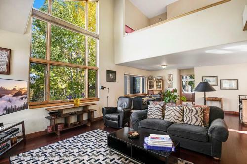 1264 Deer Blvd, West Side