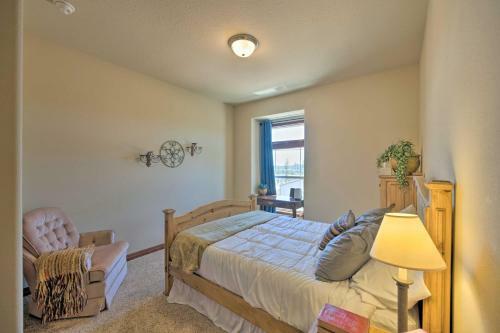 Spacious Retreat With Hot Tub And Casino Table!