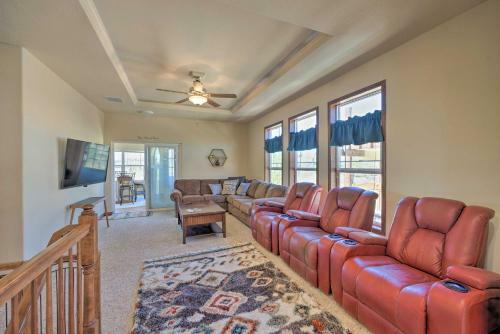 Spacious Retreat With Hot Tub And Casino Table!