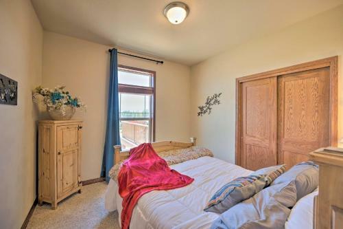 Spacious Retreat With Hot Tub And Casino Table!