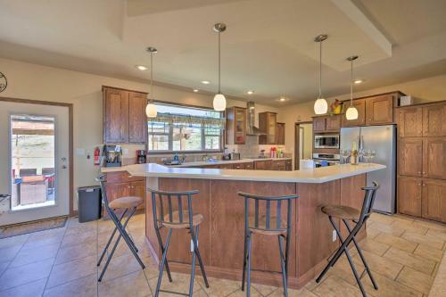 Spacious Retreat With Hot Tub And Casino Table!