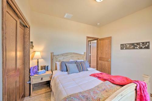 Spacious Retreat With Hot Tub And Casino Table!