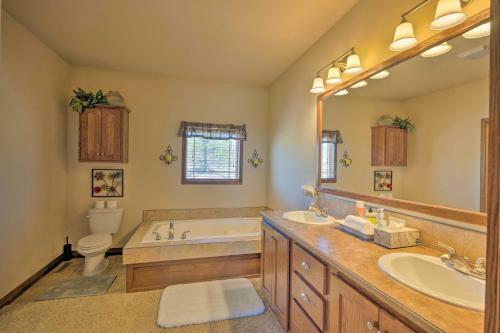 Spacious Retreat With Hot Tub And Casino Table!
