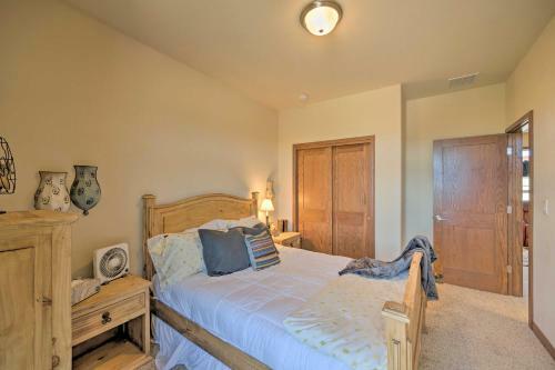 Spacious Retreat With Hot Tub And Casino Table!