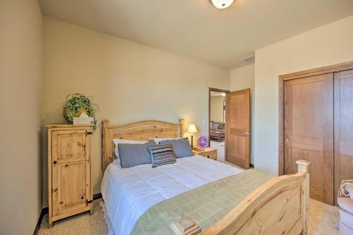 Spacious Retreat With Hot Tub And Casino Table!