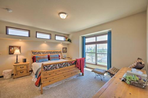 Spacious Retreat With Hot Tub And Casino Table!