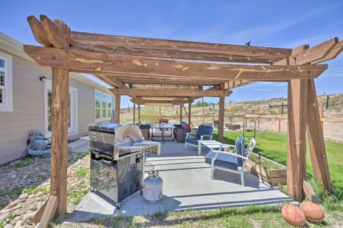 Spacious Retreat With Hot Tub And Casino Table!
