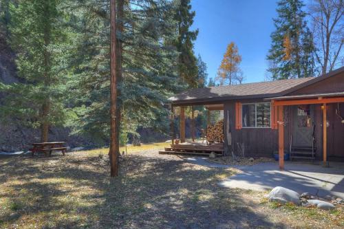 Between The Waters Cabin