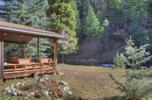 Between The Waters Cabin