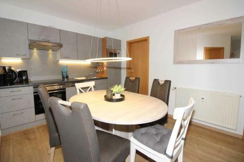 Apartamento Seepark Burhave _ Reetdachhaus Neu