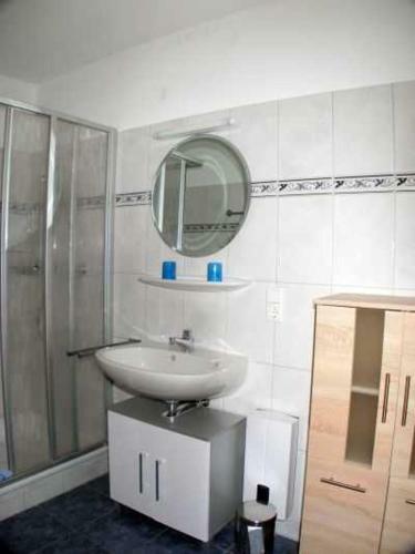 Apartamento Seepark Burhave _ Reetdachhaus Neu