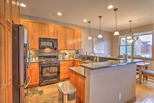 Breck Townhome With Hot Tub And Free Ski Shuttle!