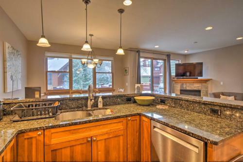 Breck Townhome With Hot Tub And Free Ski Shuttle!