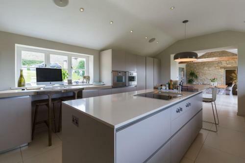 Villa Large Cotswold Farmhouse + Garden+ Views+tub