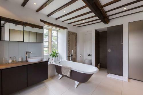 Villa Large Cotswold Farmhouse + Garden+ Views+tub
