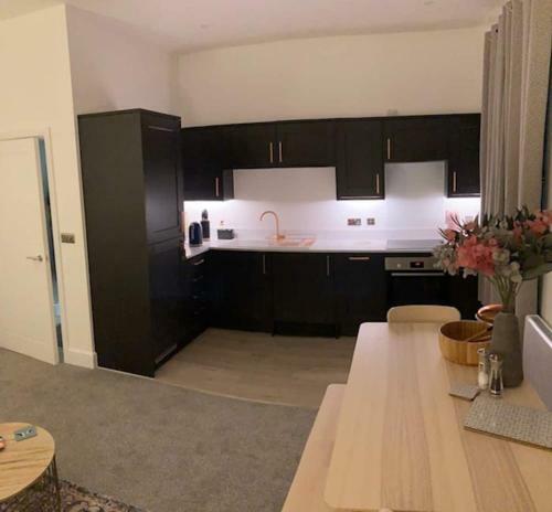 Cheltenham 2 Bedroom Central Apartment Inc Parking