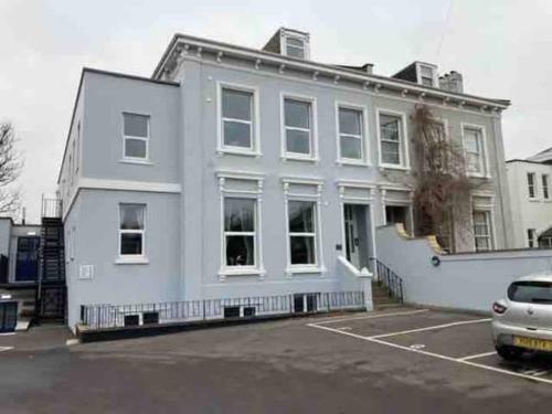 Cheltenham 2 Bedroom Central Apartment Inc Parking