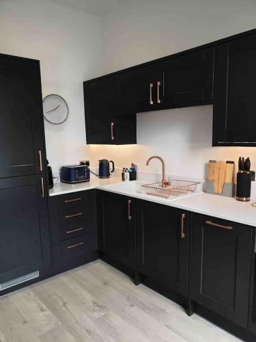 Cheltenham 2 Bedroom Central Apartment Inc Parking