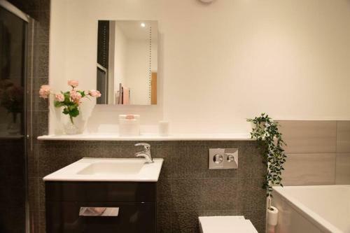 New Stylish 4 Bed House Moments From Clacton Beach