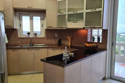 Physis Apt- Big Comfortable Apartment With View