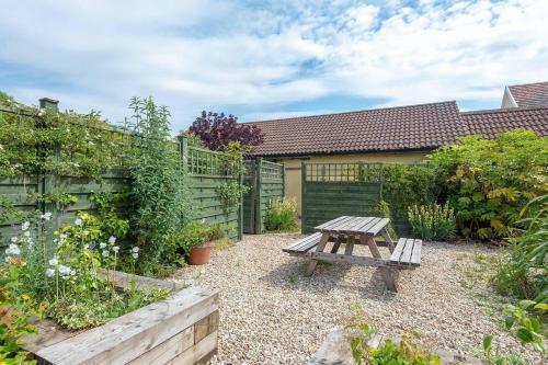 Bull Pen - Tranquil 1-bedroom Holiday Cottage