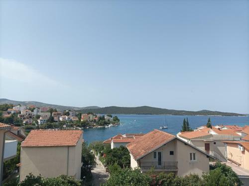 Spacious 2-bedroom Apartment With Terrace Sea View