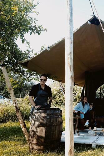 Slapen Tussen de Schapen In Een Tiny Wineyhouse