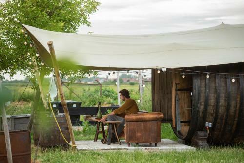 Slapen Tussen de Schapen In Een Tiny Wineyhouse