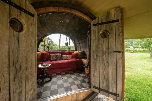 Slapen Tussen de Schapen In Een Tiny Wineyhouse