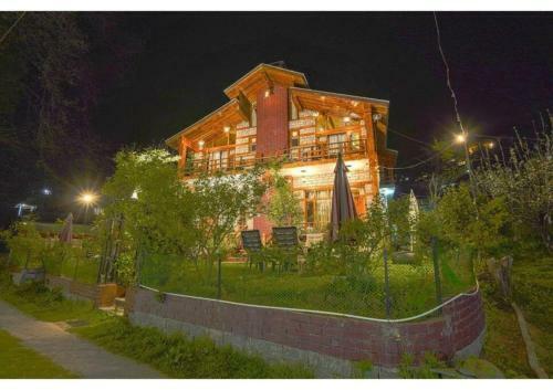 Villa Redhomex Woodstock 5bhk