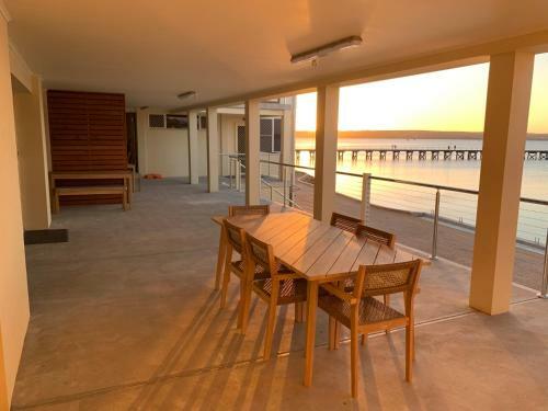 Beachside & Jetty View Apartments - Apt 1 (Admirals Apartment)