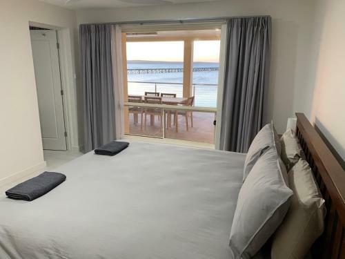 Beachside & Jetty View Apartments - Apt 1 (Admirals Apartment)