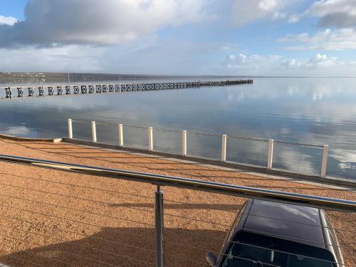 Beachside & Jetty View Apartments - Apt 1 (Admirals Apartment)
