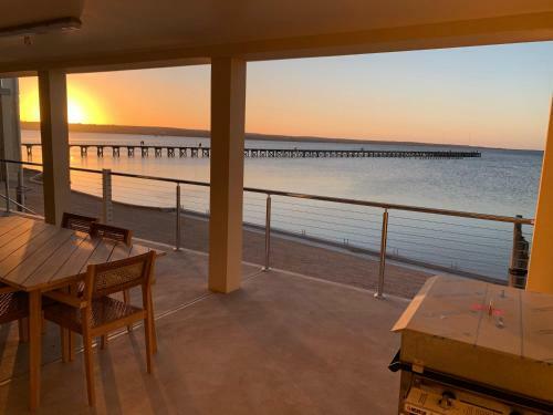 Beachside & Jetty View Apartments - Apt 1 (Admirals Apartment)