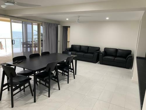 Beachside & Jetty View Apartments - Apt 1 (Admirals Apartment)