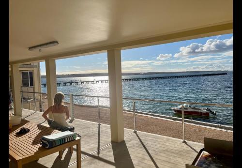 Beachside & Jetty View Apartments - Apt 1 (Admirals Apartment)