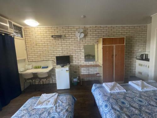 Sawmill Hotel Motel