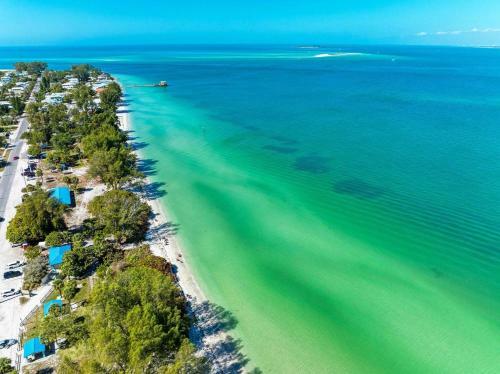 Beach House On Bay - 303 North Bay Blvd