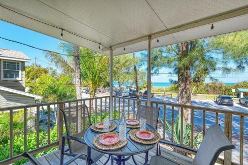 Beach House On Bay - 303 North Bay Blvd
